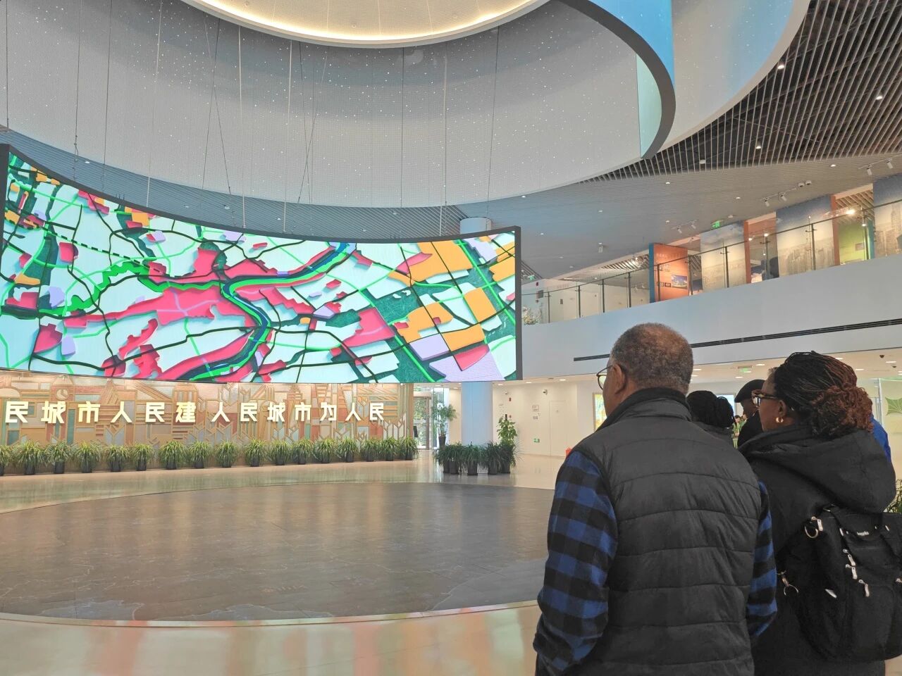 The Ghanaian delegation investigates urban development changes and the implementation of blueprints at the Shanghai Urban Planning Exhibition Center.
