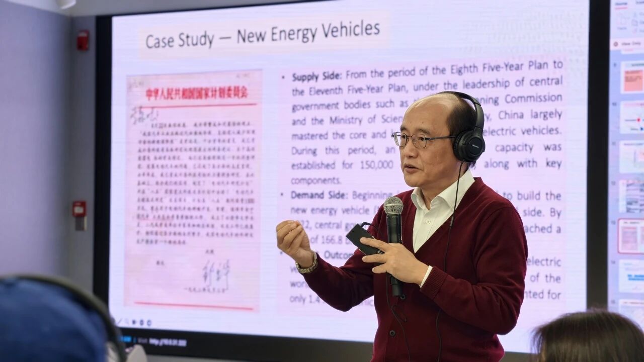 Professor Meng Jie of Fudan University analyzes the institutional logic of Chinese political economy for the delegation.