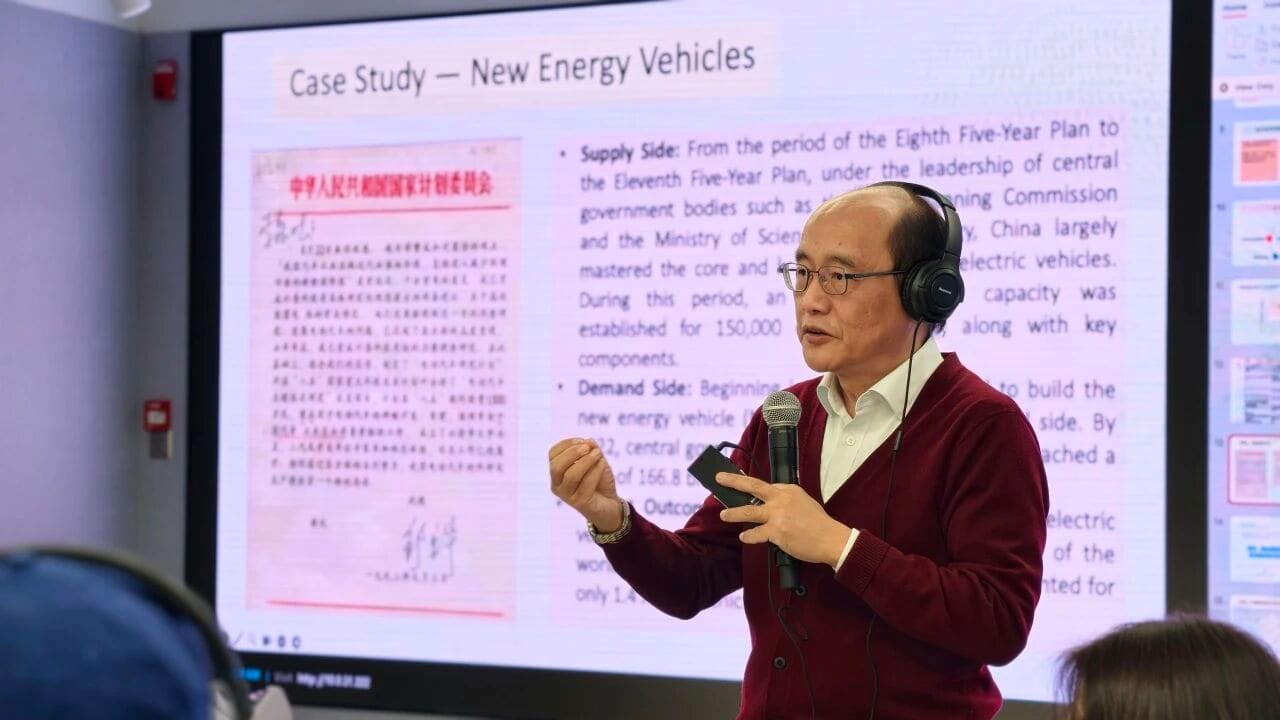 Professor Meng Jie of Fudan University analyzes the institutional logic of Chinese political economy for the delegation.